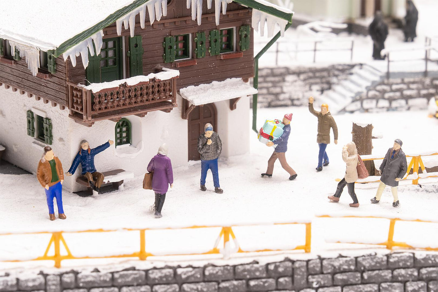 Faller 151711 HO Passers-By in Winter Figure (Set of 8)