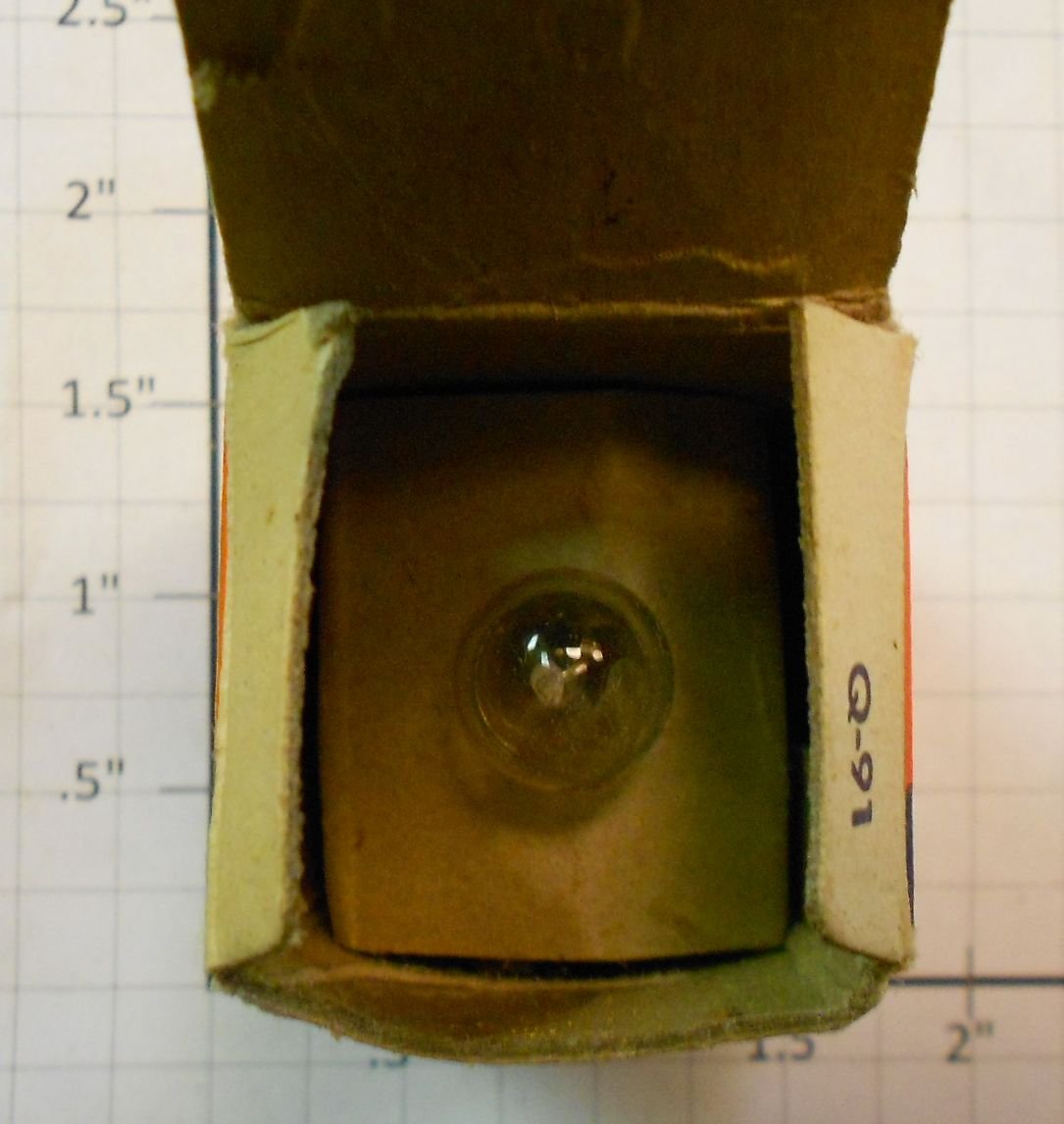 Lionel Q-90 6-8 Volt Clear Light Bulb with Box