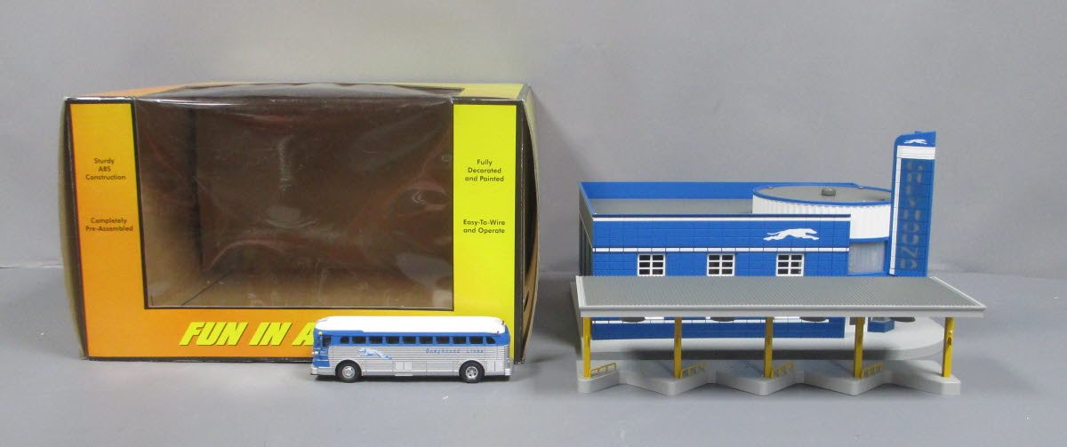 MTH 30-9040 O Gauge Assembled Greyhound Bus Station – Trainz