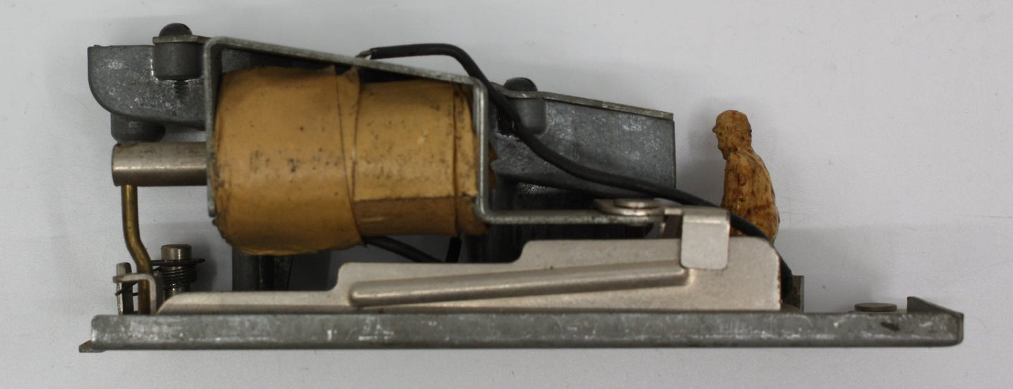 Lionel 3472-33X Milk Car Mechanism Complete with Figure