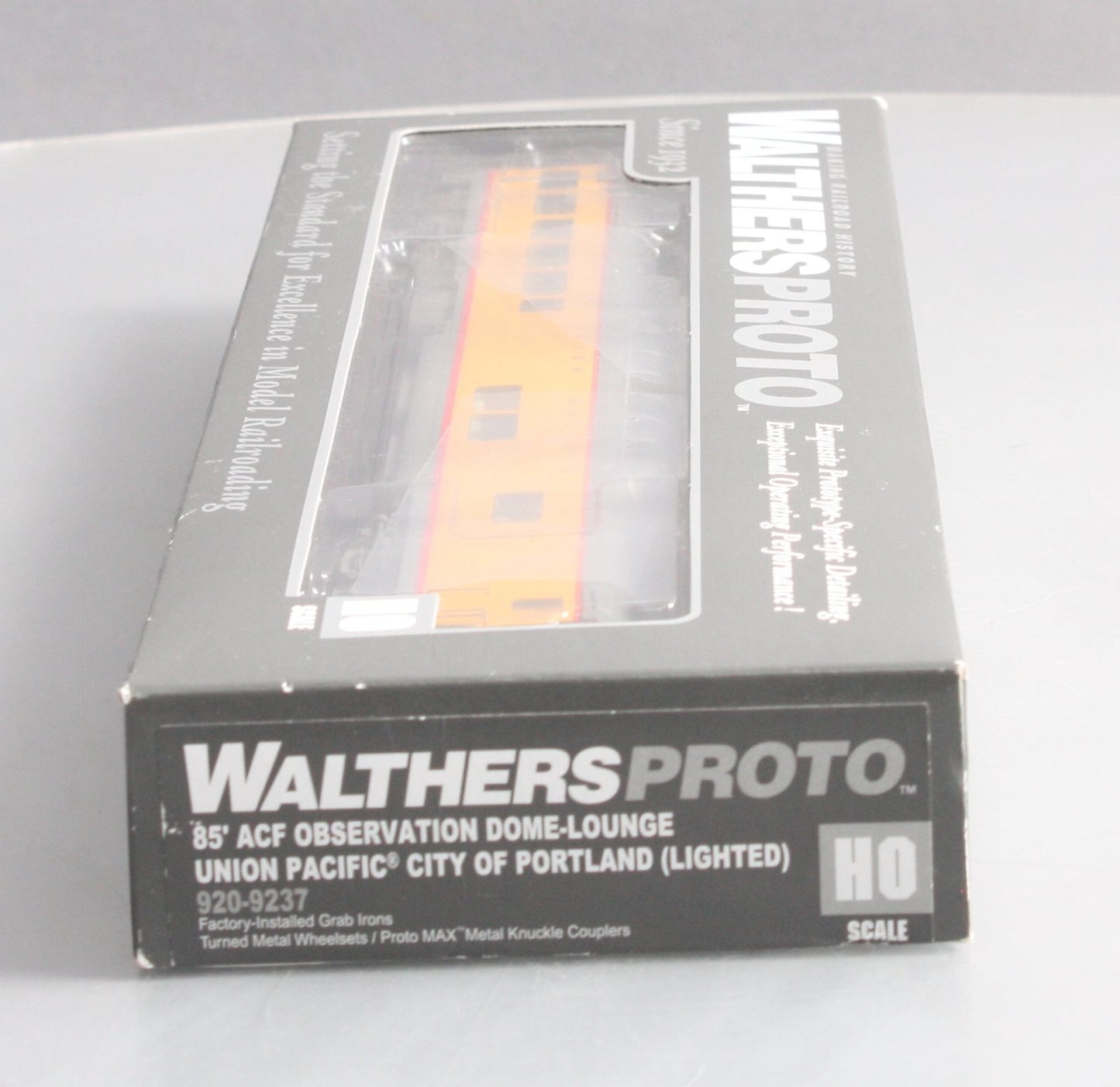 Walthers 920-9237 HO Union Pacific 85' ACF Observation Dome Lounge Lighted
