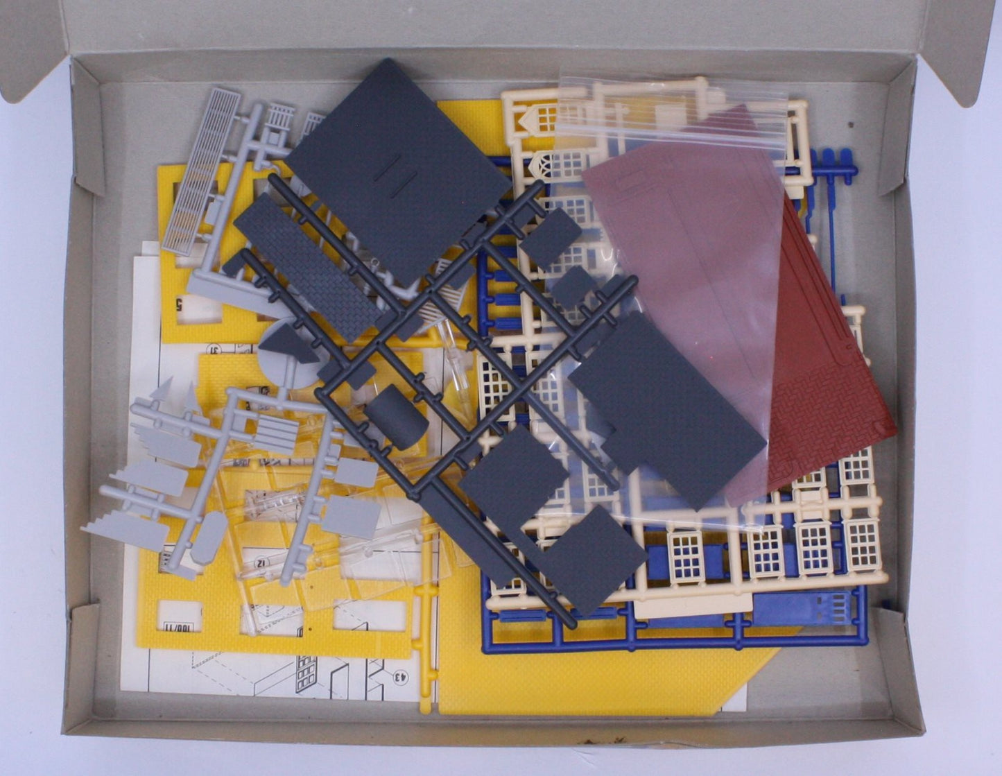 IHC 100-8 HO Homes of Yesterday and Today Building Kit
