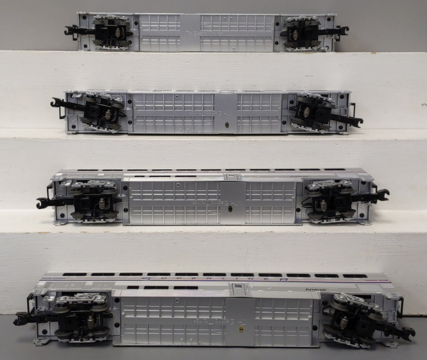 MTH 20-65233 O Amtrak/Northeast Thin Stripes SuperLiner Passenger Set (Set of 4)
