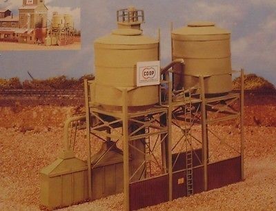 Con-Cor 9067 HO Scale Farmers Co-Op Silos Building Kit