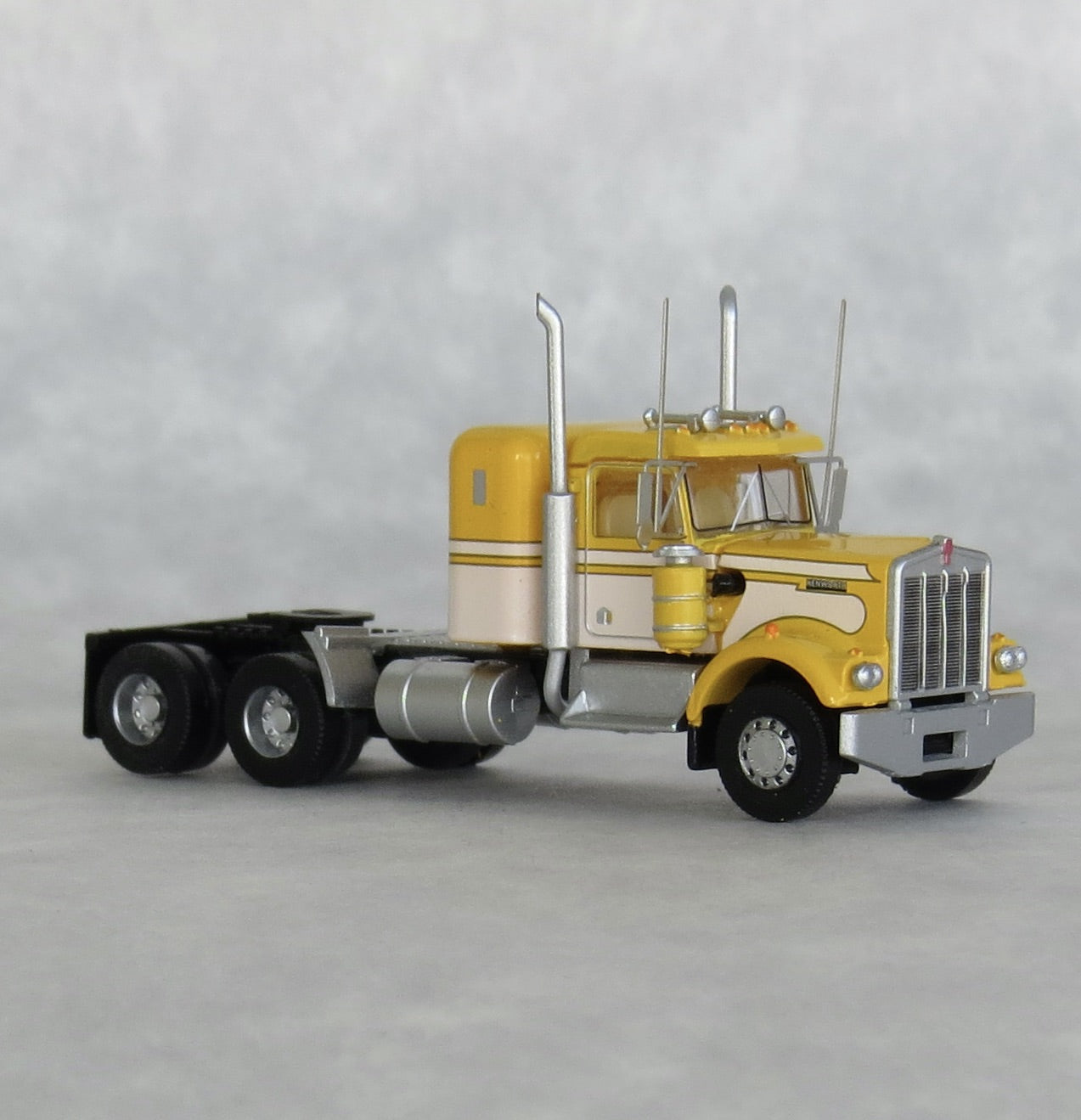 Trainworx Inc. 49036 N Seminole Yellow & White Kenworth W900 36" Sleeper Tractor