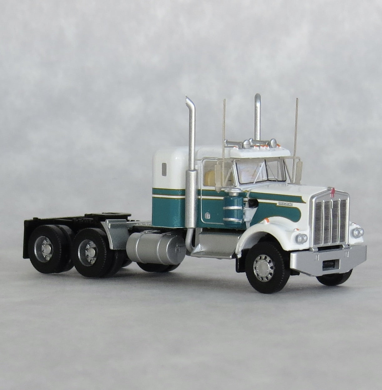 Trainworx Inc. 49035 N Seminole White & Green Kenworth W900 36" Sleeper Tractor