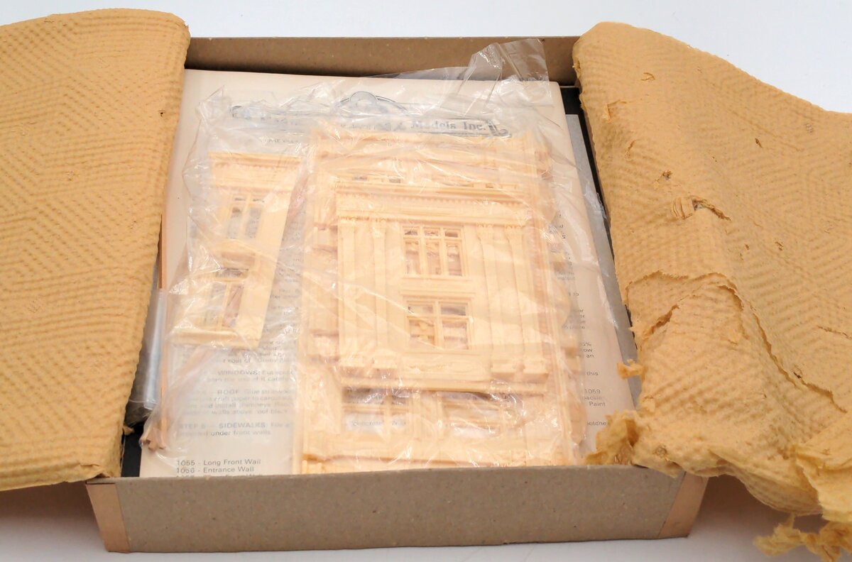 Magnuson Models M530 HO Scale The Municipal Building, Building Kit