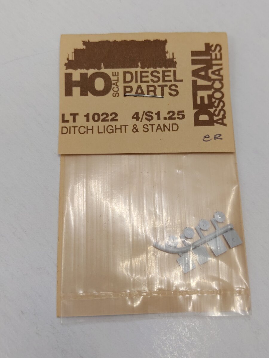 Detail Associates 1022 HO Scale Ditch Light and Stand (Pack of 4)