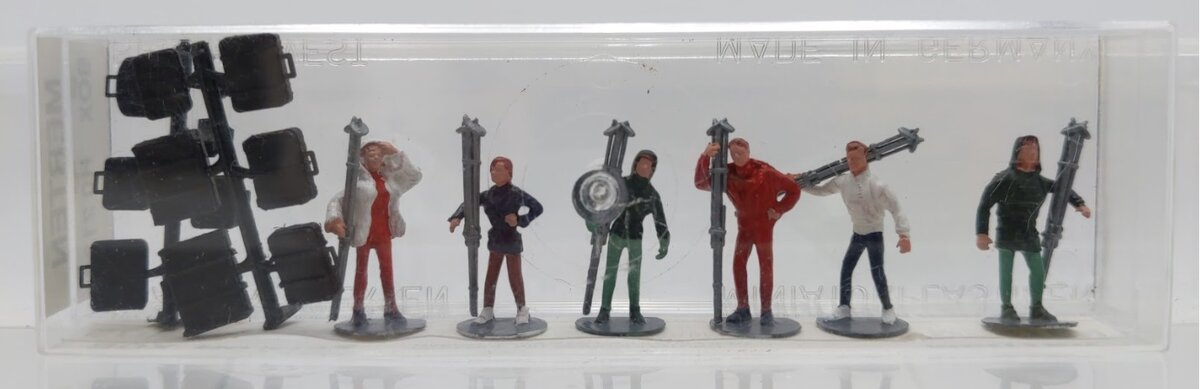 Merten 2132 HO Skiers Traveling Figures (Set of 6)