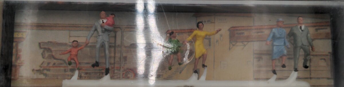Merten 2292 HO Scale Passengers Groups Climbing Stairs (Set of 6)