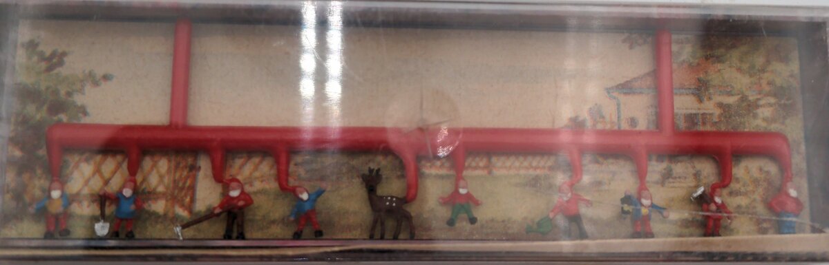 Merten 2303 HO Garden Gnomes W/Deer