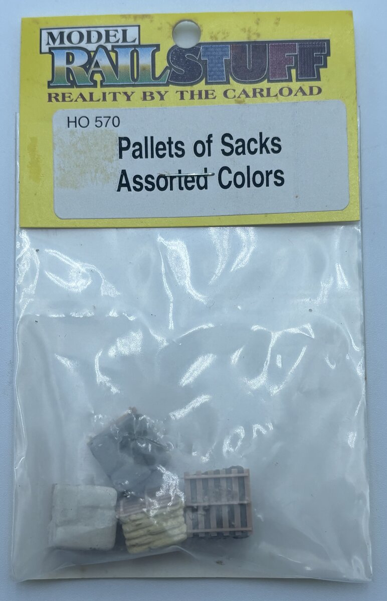 Model Railstuff 570 HO Pallets of Sacks Assorted Colors (Pack of 4)
