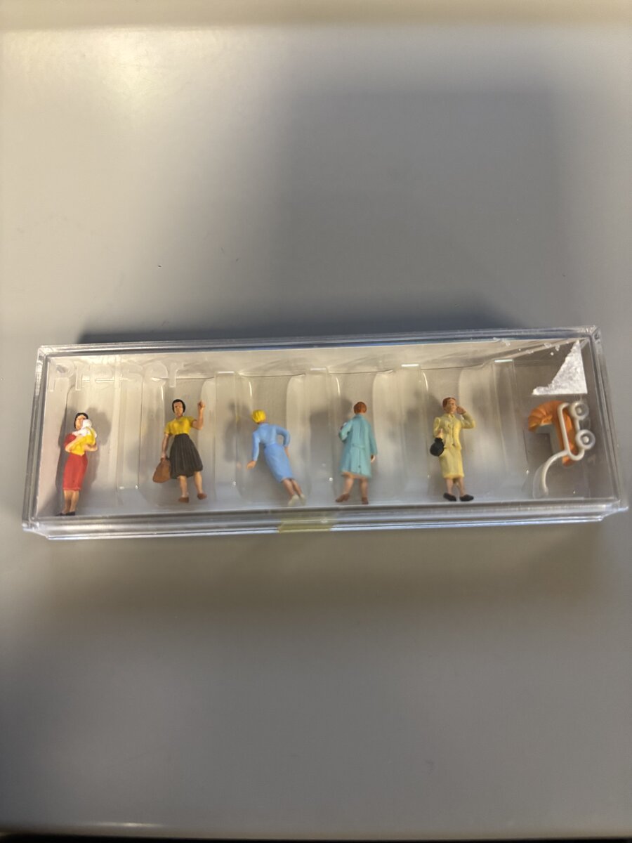 Preiser 10024 HO Group of Women Figures With Pram (Set of 6)