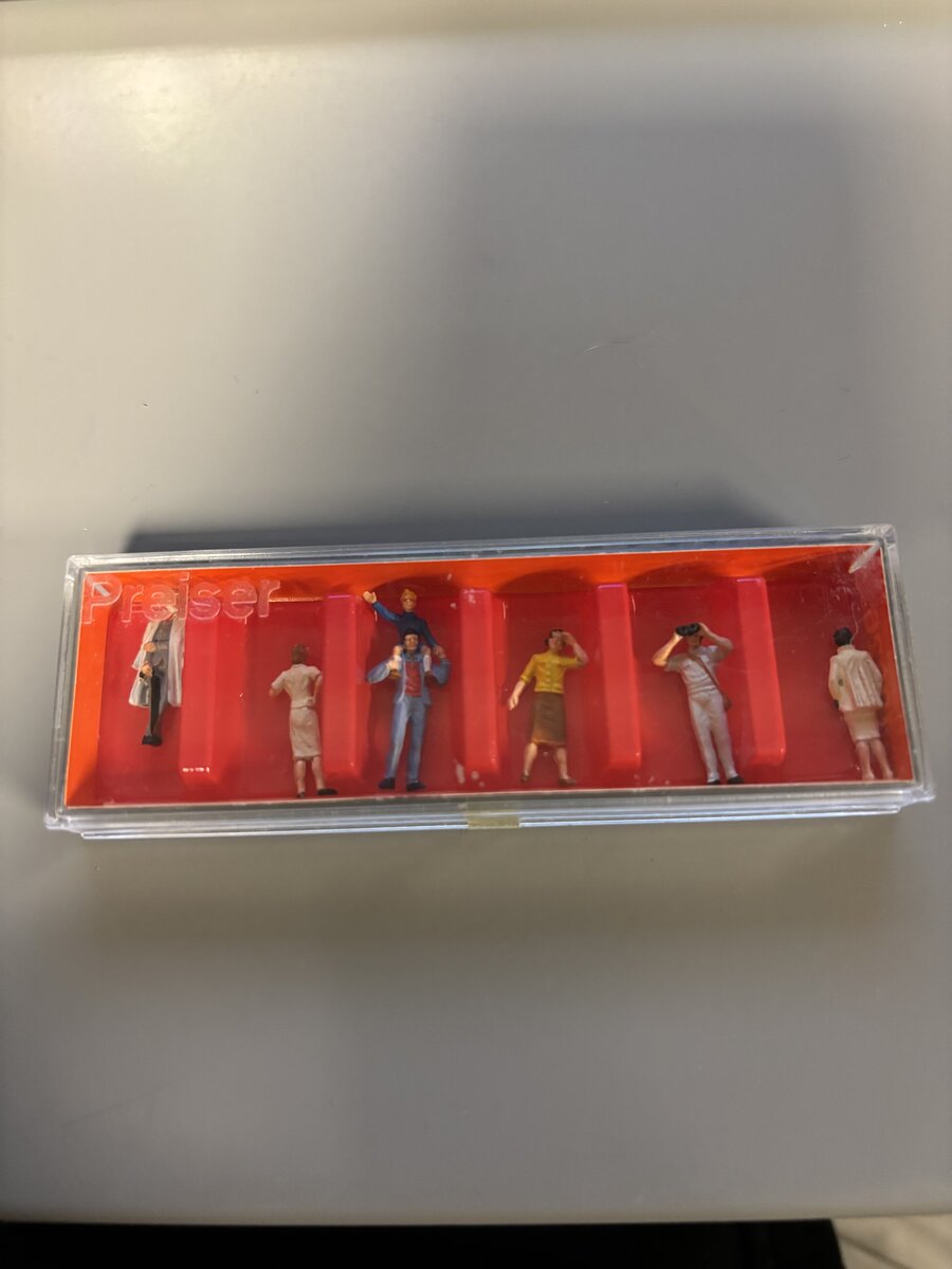 Preiser 10026 HO Standing Spectators Figures (Set of 6)