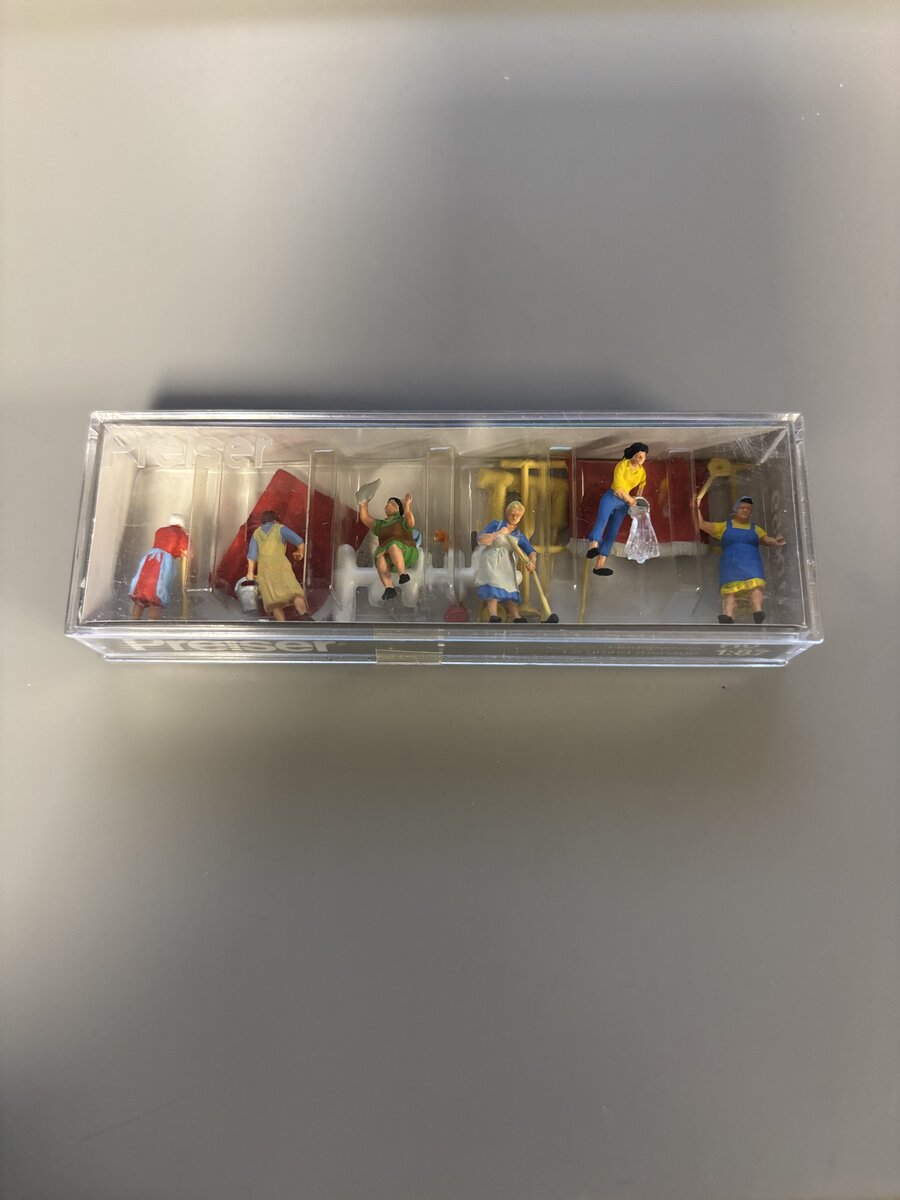 Preiser 10059 HO Cleaning Housewives Figures with Accessories (Set of 6)