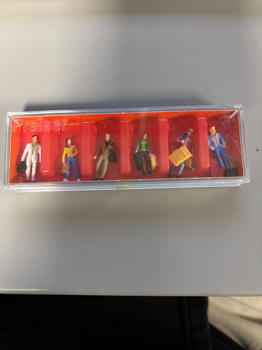 Preiser 10115 HO Walking Travelers Figures With Luggage Trolley (Set of 6)