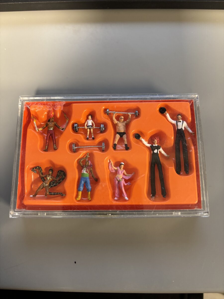 Preiser 24656 HO Circus Sideshow Performers Figures (Set of 8)