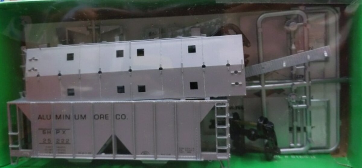 Bowser 55683 HO Aluminum Ore Company 70 Ton 2Bay Open-Side Covered Hopper Kit