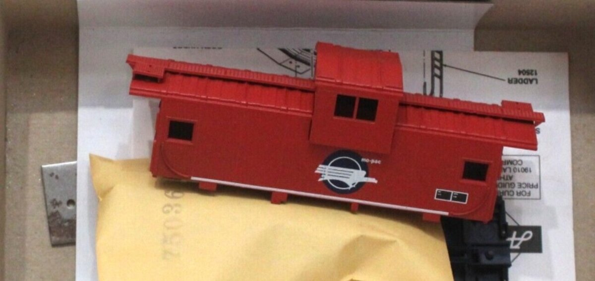 Athearn 5381 HO Scale Missouri Pacific Wide Vision Caboose # 13652 Kit