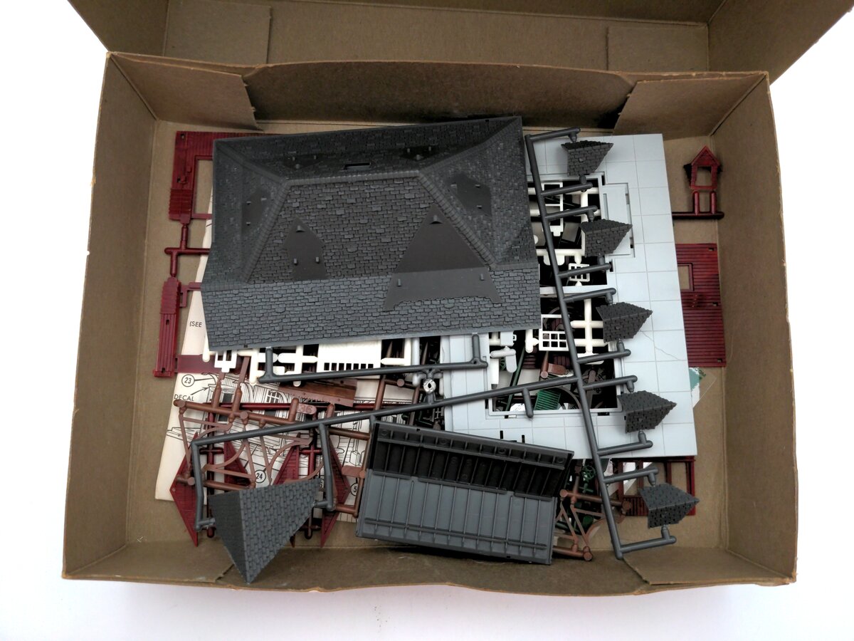 Atlas 706 HO Scale Passenger Station Building Kit