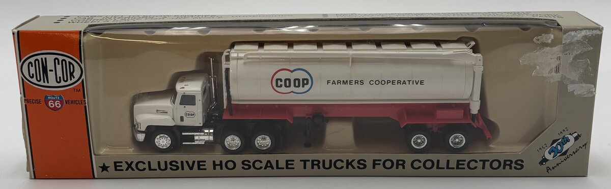 Con-Cor 0004-001055 HO Co-Op Feed Short Mack Tractor w/Valenga Trailer