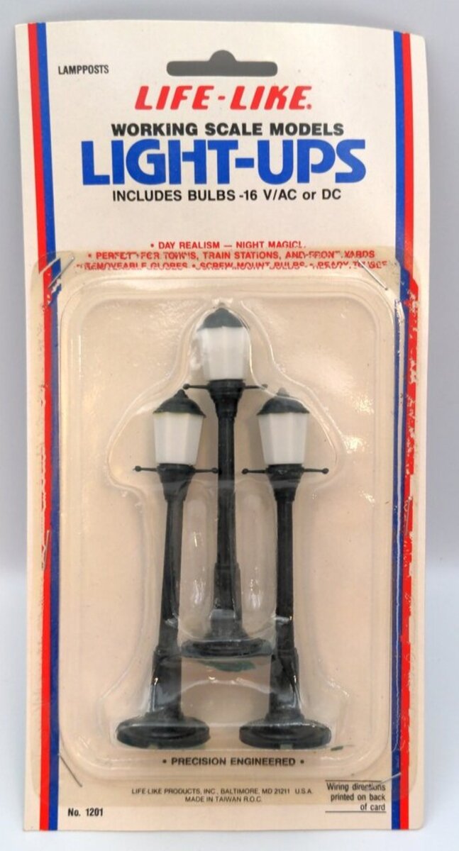 Life Like 1201 O Scale Light-Up Street Lights Lampposts (Pack of 3)