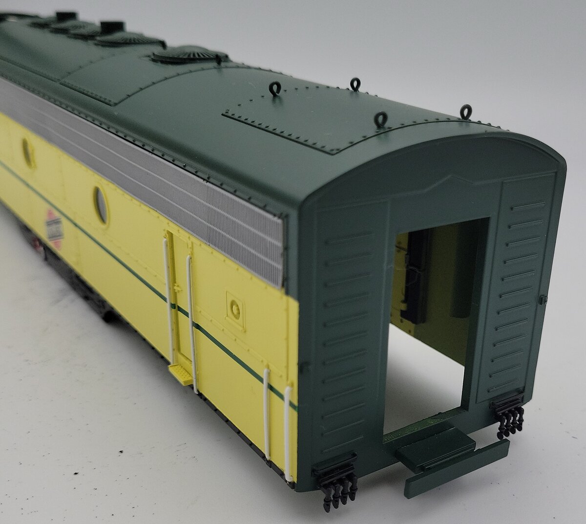 Lionel 38763-2 Chicago and North Western Non Powered Scale F-7 B-Unit Diesel #31