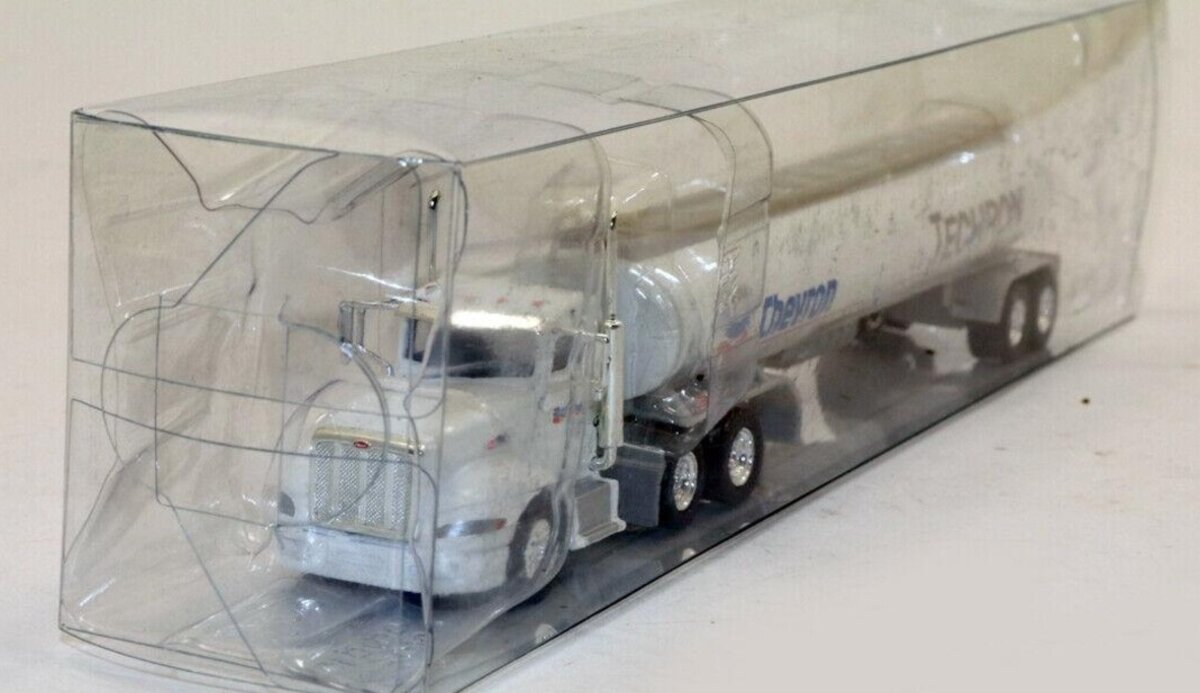 Trucks N'' Stuff SP151 Semi Truck Peterbilt 386 DayCab w/Gasoline Tanker Trailer