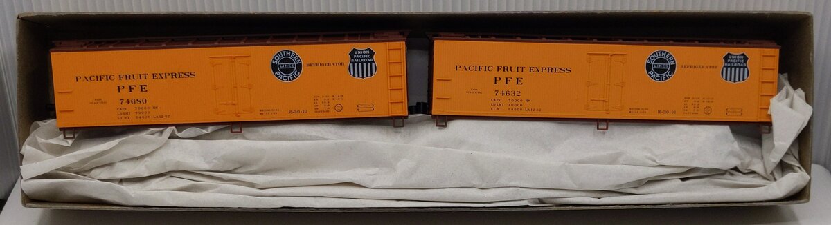 Accurail 1220 HO Scale Pacific Fruit Express 40' Wood Reefer (Pack of 2)