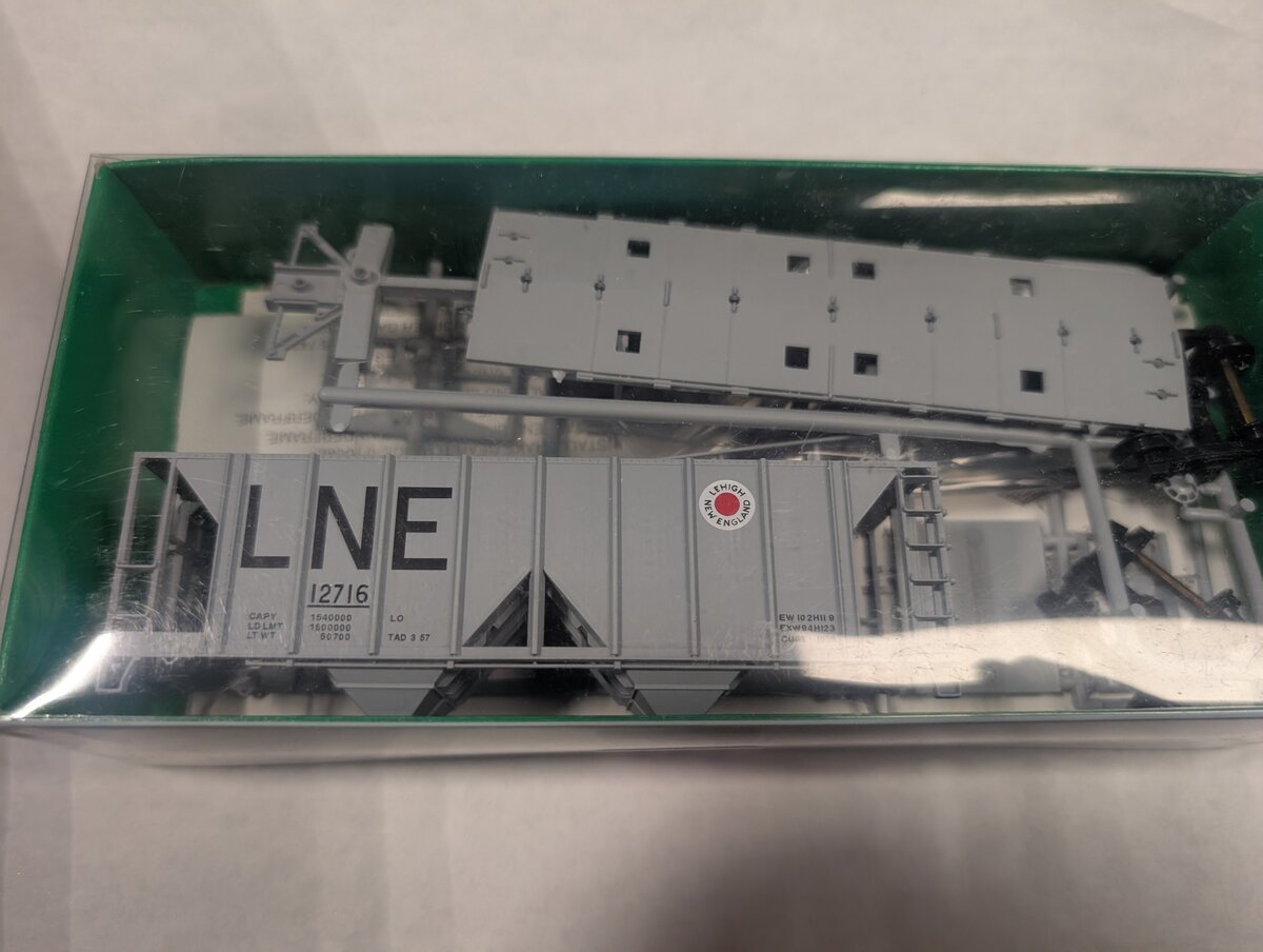 Bowser 56872 HO KIT 70-Ton 2-Bay Covered Hopper, L&NE #12716