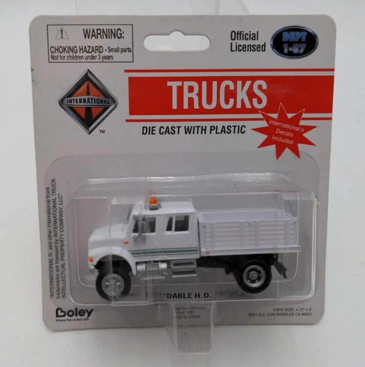 Boley 4033-77 HO Dept 1-87 White W/Green Stripes 2-Axle Short Stake Bed Truck