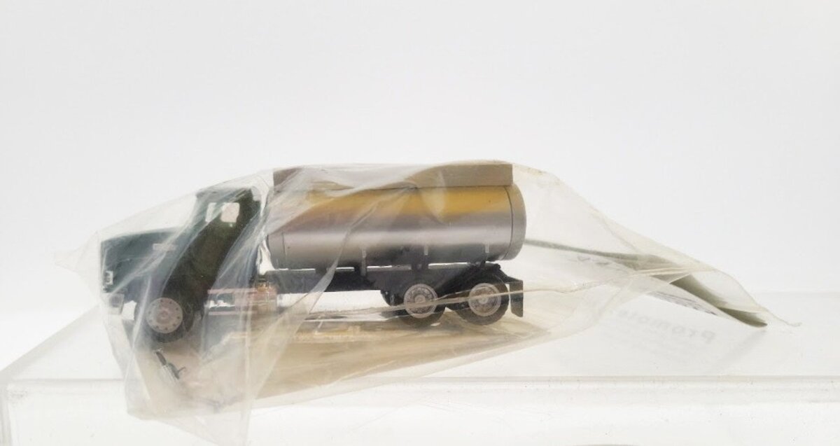 Promotex 450050 HO Scale Green / Silver Mack Water Tanker W/Accessories