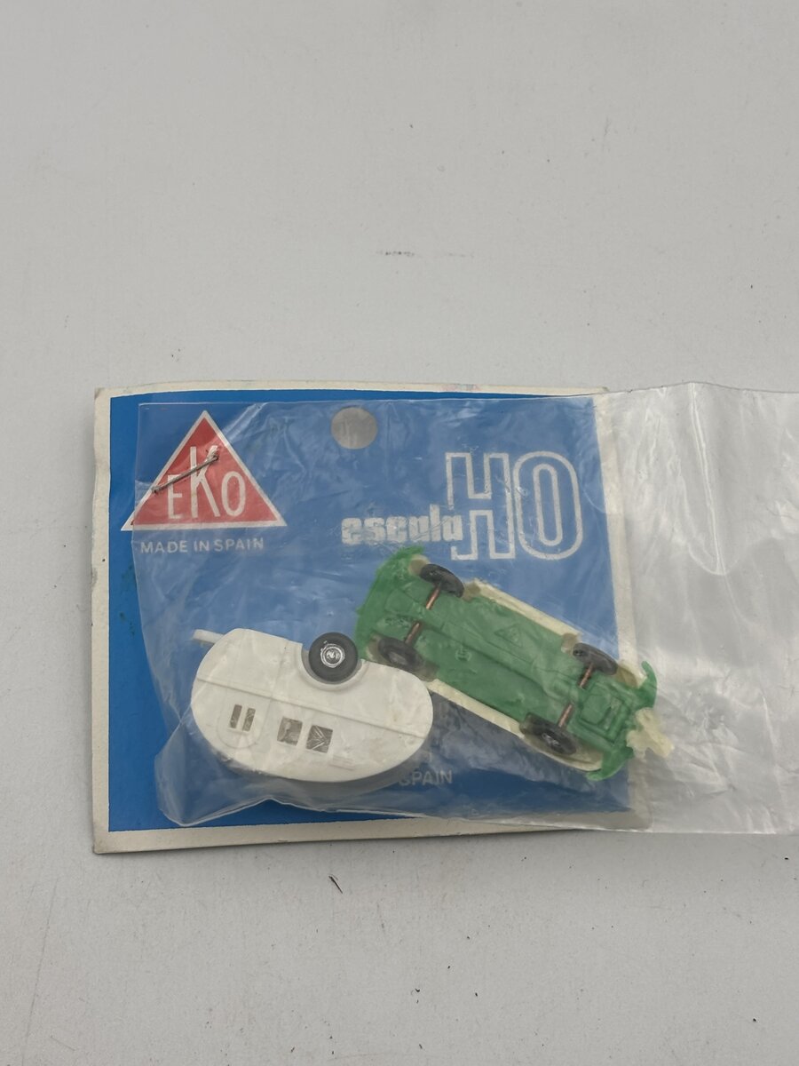 EKO 2061 HO Car with Camping Trailer