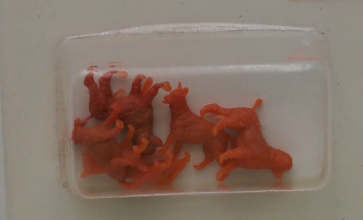Stevens International 39 HO Scale Assorted Dogs Unpainted Tan Plastic(Pack of 5)