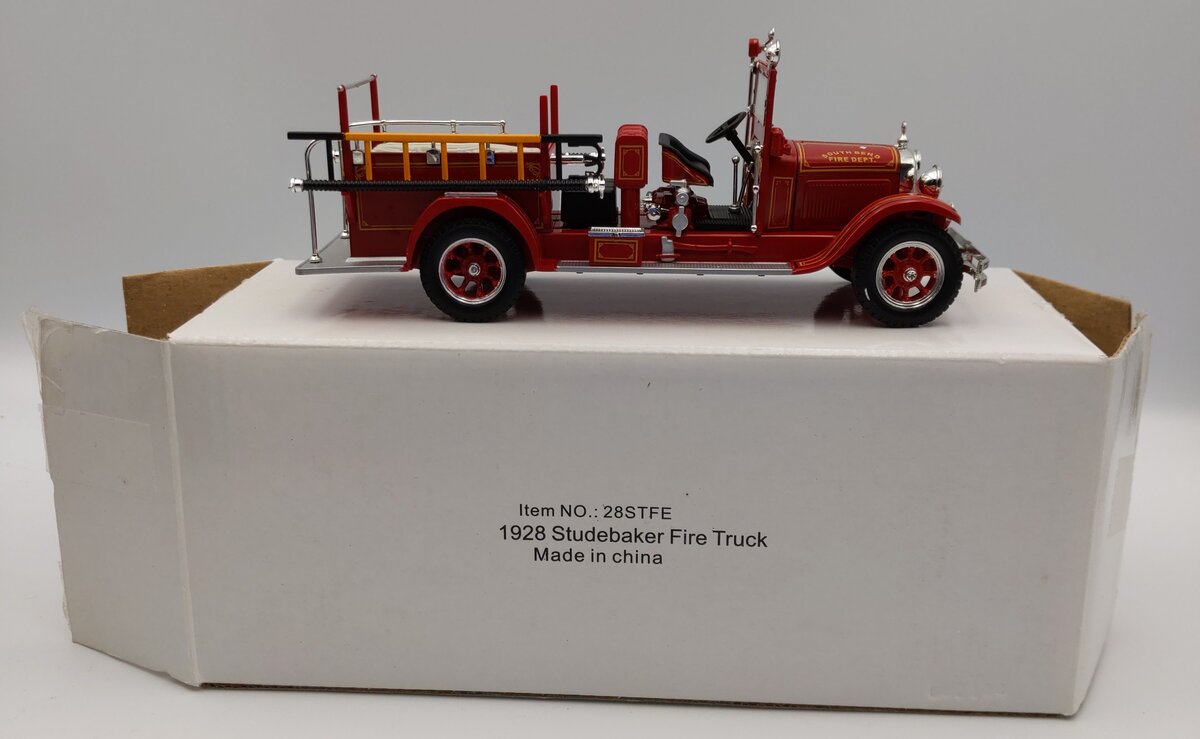 Signature Models 32347 (28STFE) 1:32 1928 Studebaker Fire Truck (Red)