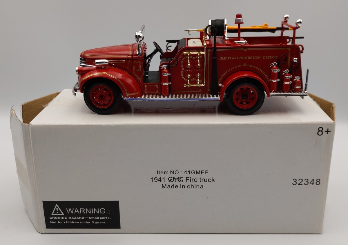 Signature Models 32348 (41GMFE) 1:32 Diecast 1941 GMC Fire Truck (Red)