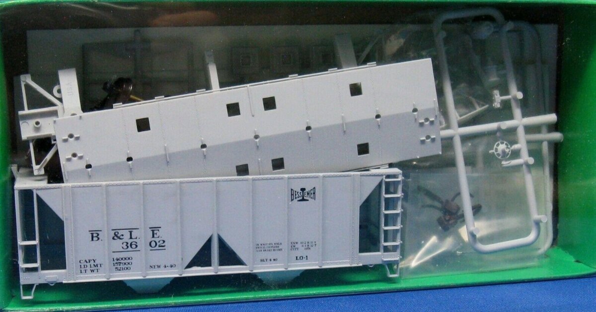 Bowser 3602 HO B & LE 70 Ton 2-Bay Covered Hopper W/Knuckle Couplers Kit