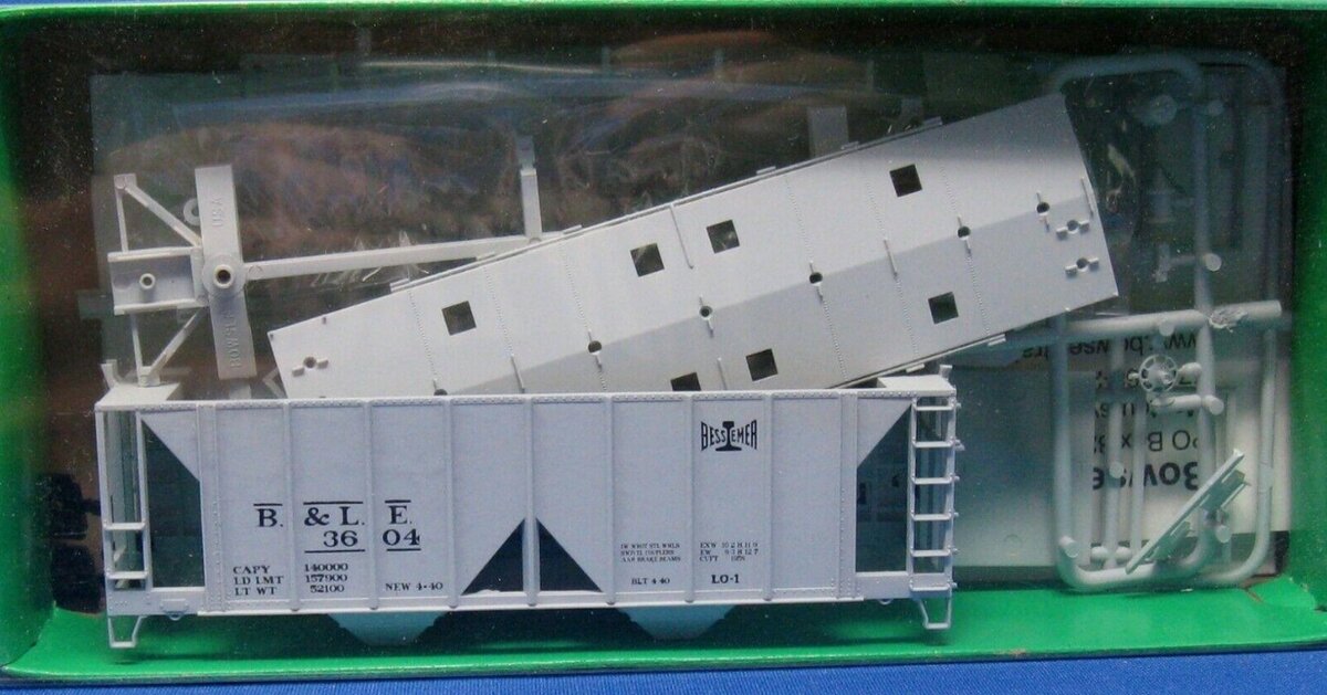 Bowser 3604 HO B & LE 70 Ton 2-Bay Covered Hopper W/Knuckle Couplers Kit