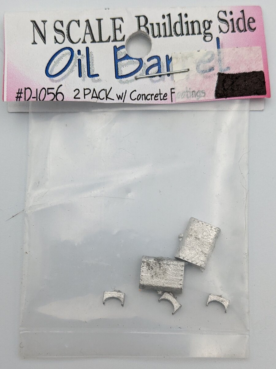 Model Tech Studios D-1056 N Oil Barrel W/ Concrete Footings (2)