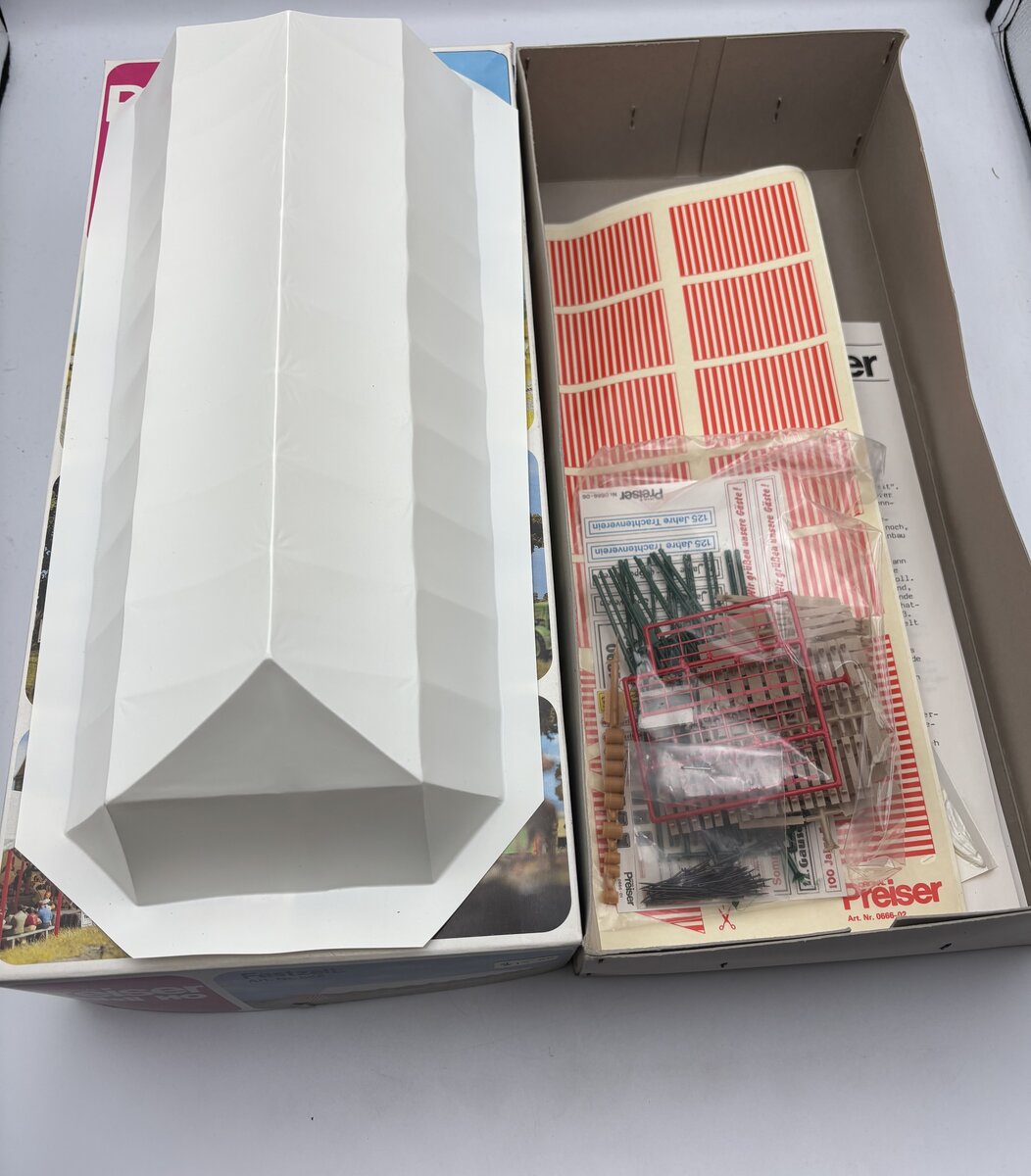 Preiser 666 HO Beer Tent with Accessories Plastic Model Kit