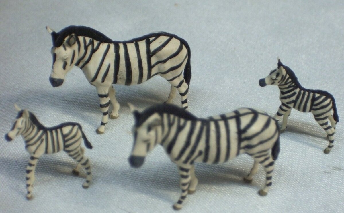 Preiser 0619 HO Scale Animals - Zebra Figures (Set of 4)