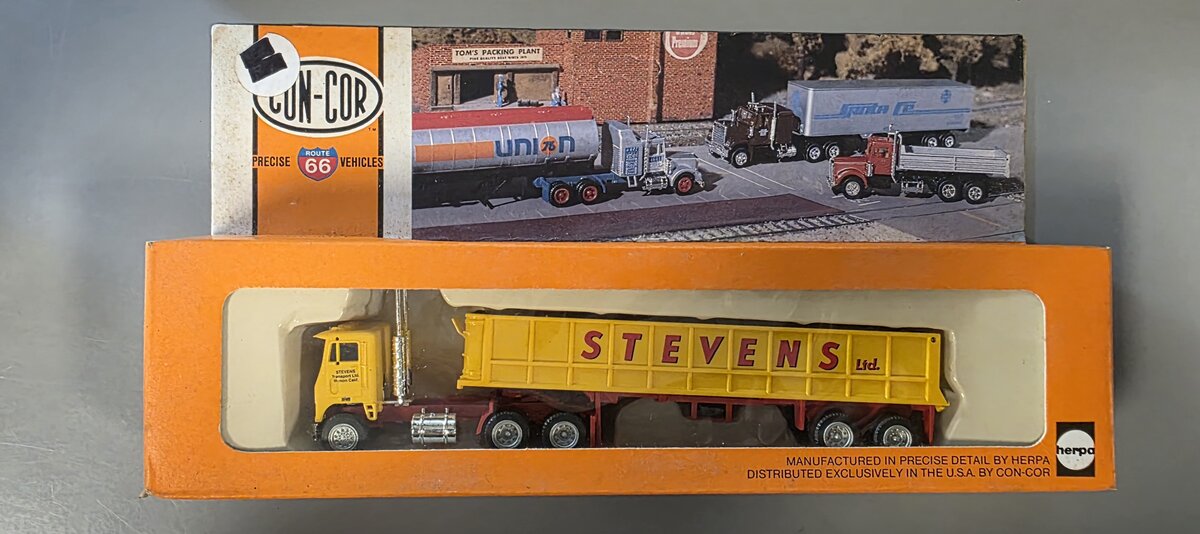 Con-Cor 0004-001002 HO Stevens Trucking Tractor and Dump Trailer