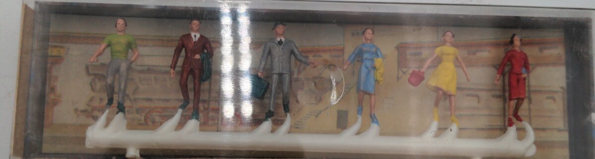 Merten 2295 Merten HO Scale Figures Passengers, Descending Stairs