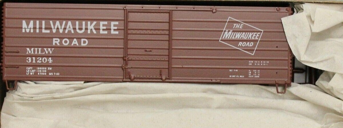 Accurail 81241 HO Milwaukee Road 40' Rib Side Steel Boxcar # 31204 Kit