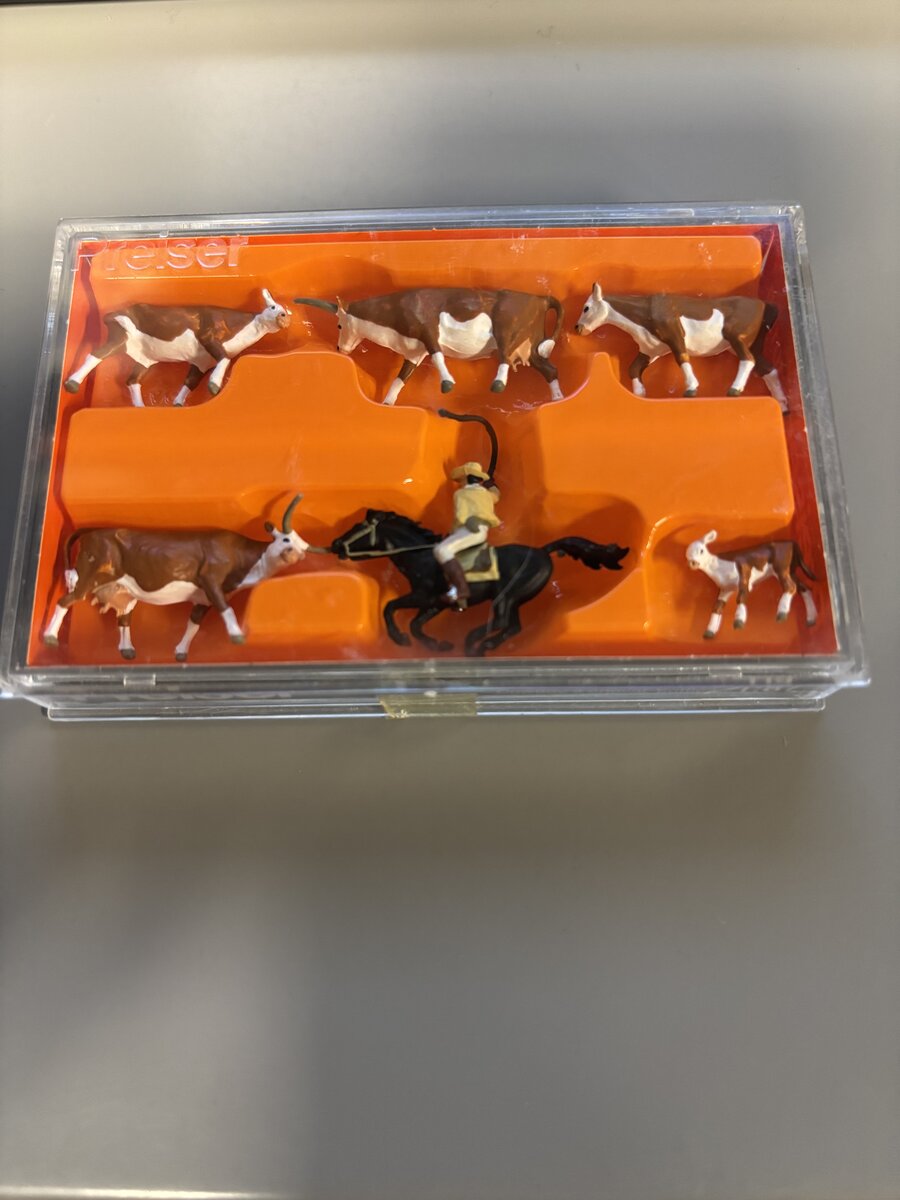Preiser 10159 HO Cowboy on Horseback and Cattle Figures (Set of 6)