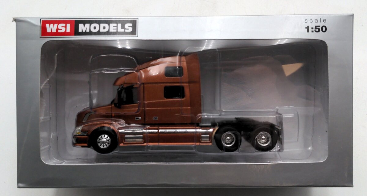 WSI 33-2031 1:50 Volvo VN780 6x4 Bronze Truck with Sleeper