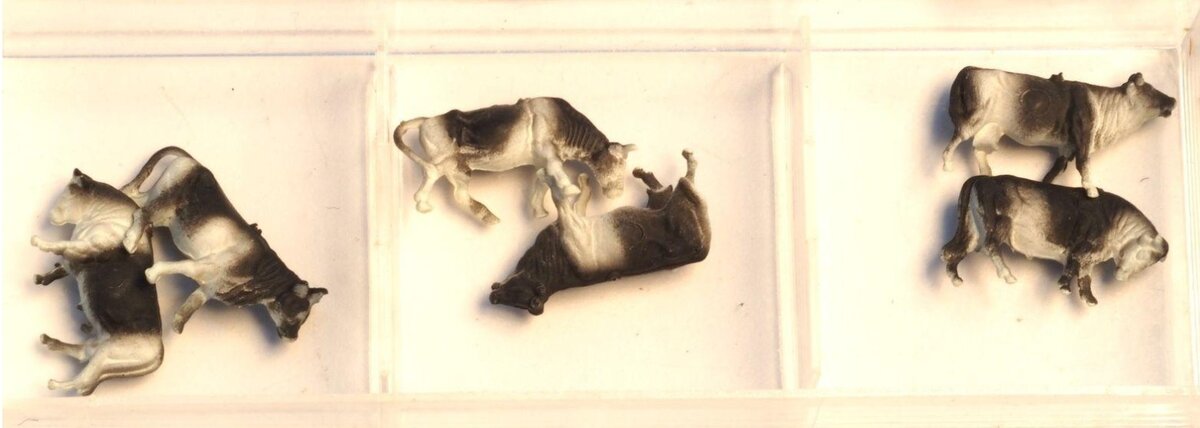 Preiser 8575 Z Scale White & Black Animals Grazing Cows Figures (Set of 6)