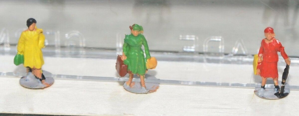 Merten Z-806 Z Scale Women Traveler Figure (Set of 6)