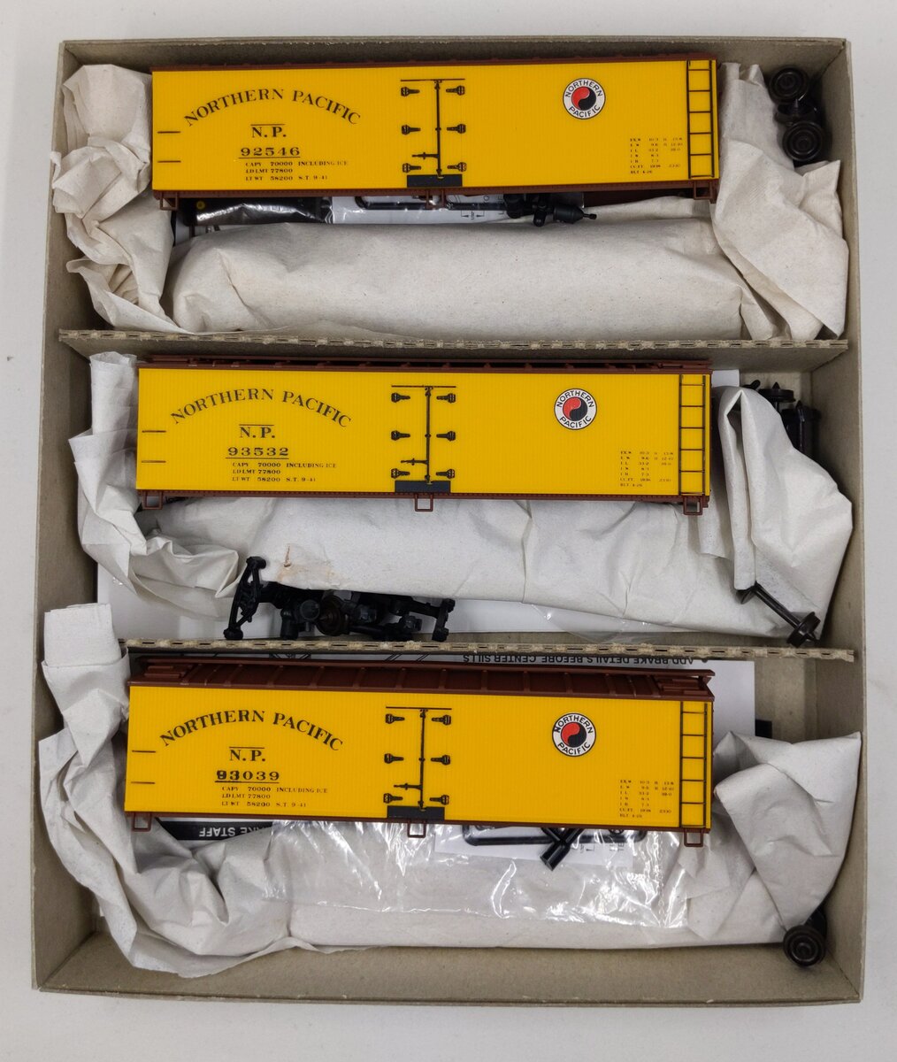 Accurail 4909 HO Scale Northern Pacific 40' Wood Reefer Kit (Set of 3)