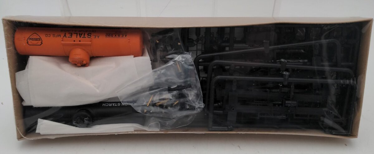 Walthers 932-9094 HO 36 Ft Corn Syrup Tank Car Kit (Set of 3)